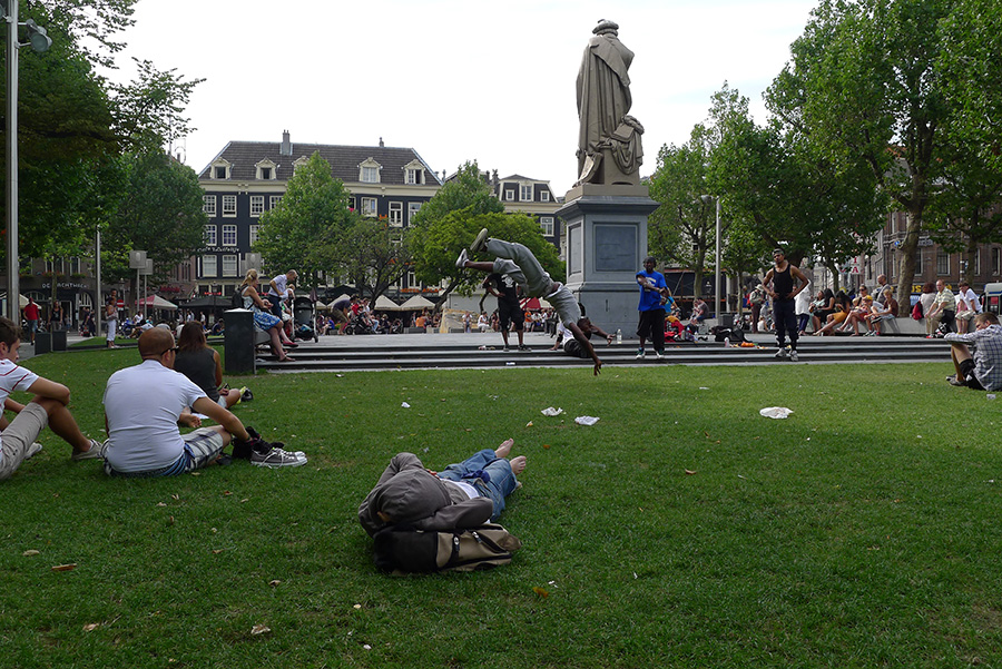 Памятник Рембранту в Амстердаме - вид сзади